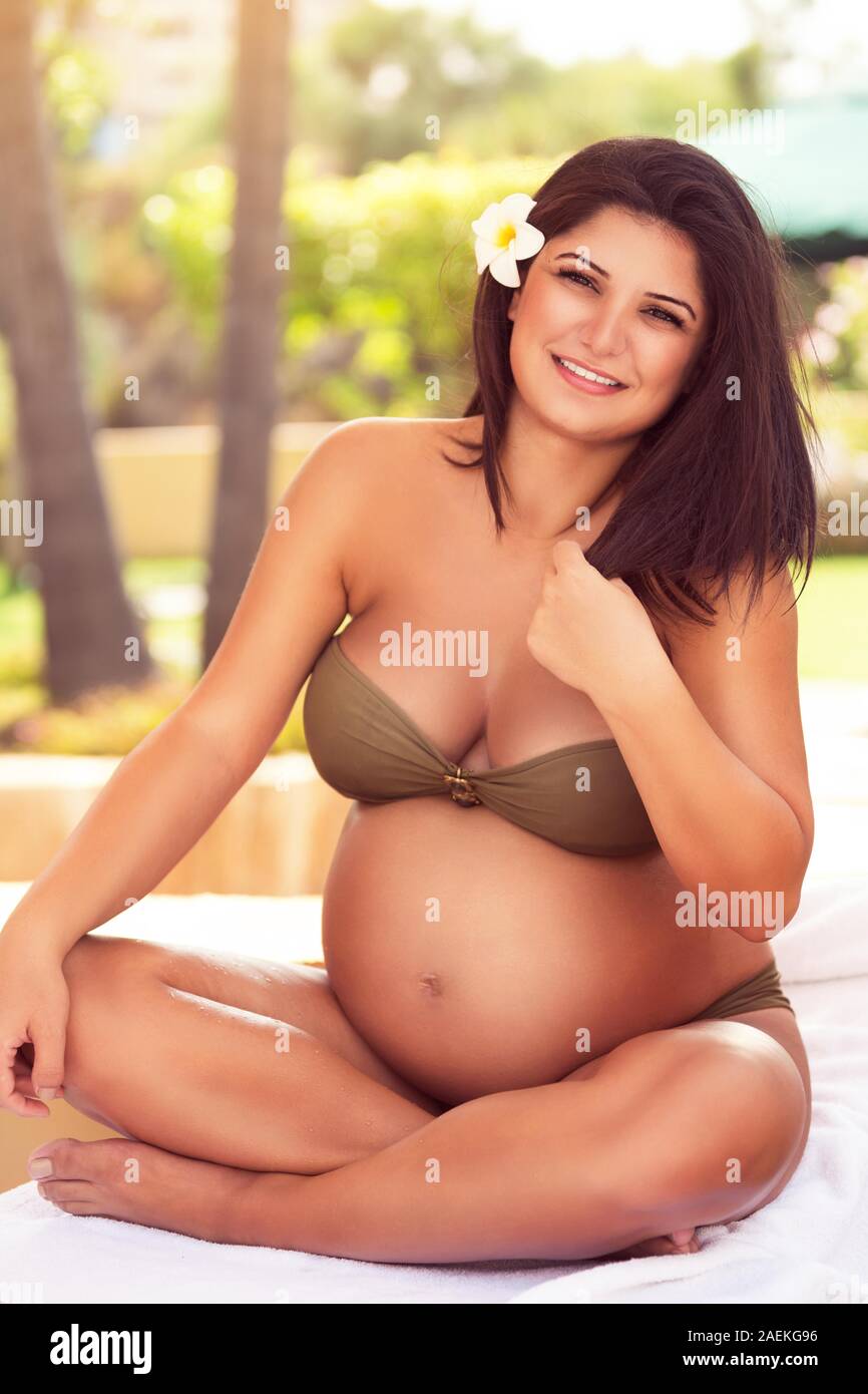 Femme enceinte sur la plage Banque D'Images