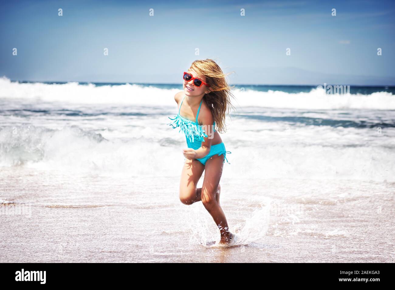 Bébé fille courir sur une plage Banque D'Images