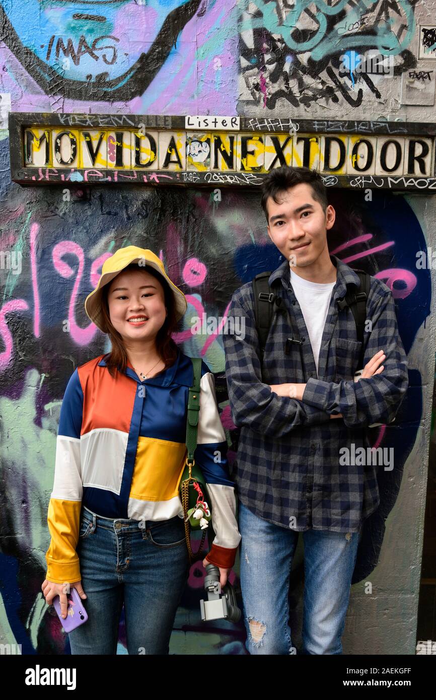 Portrait de jeunes tourist couple photographié dans Hosier Lane, Melbourne, Australie. Banque D'Images