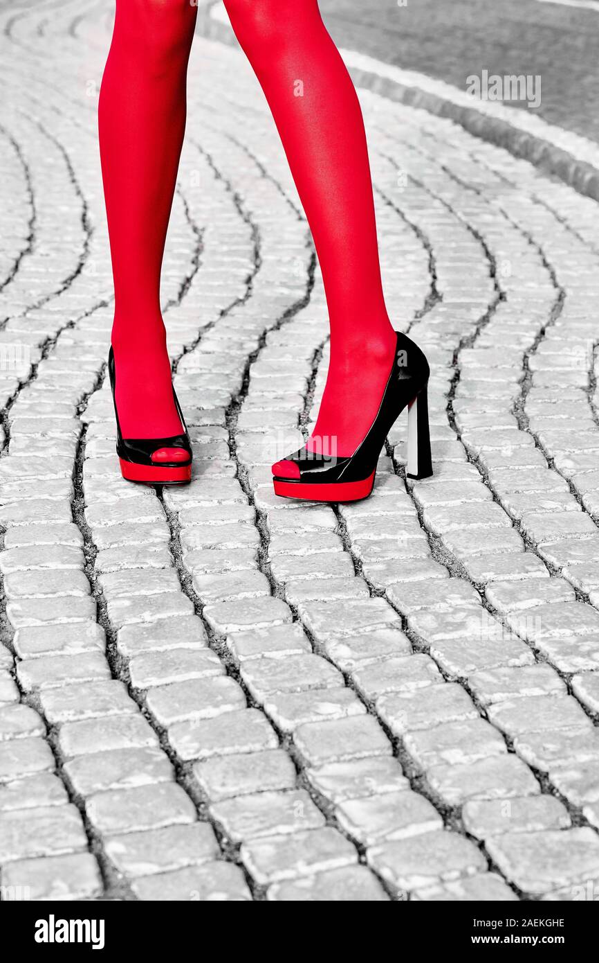 Fashion femmes urbaines les jambes, talons. Noir blanc, rouge Banque D'Images