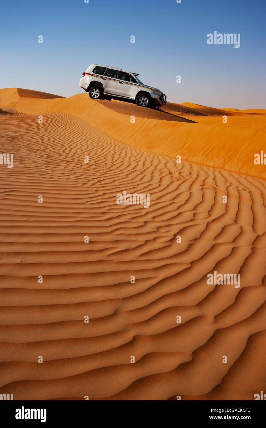 Véhicule hors route dans les dunes de sable, désert, safari dans le désert Wahiba Sands Rimal, Oman Banque D'Images