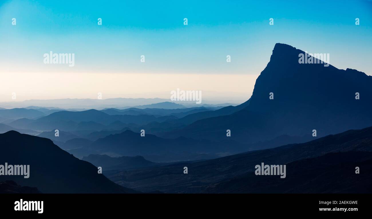 Décalage des silhouetttes de montagne, Massif de montagne, montagnes Hajar, Al Hajar Mountains, Ad Dakhiliyah Province, Oman Banque D'Images