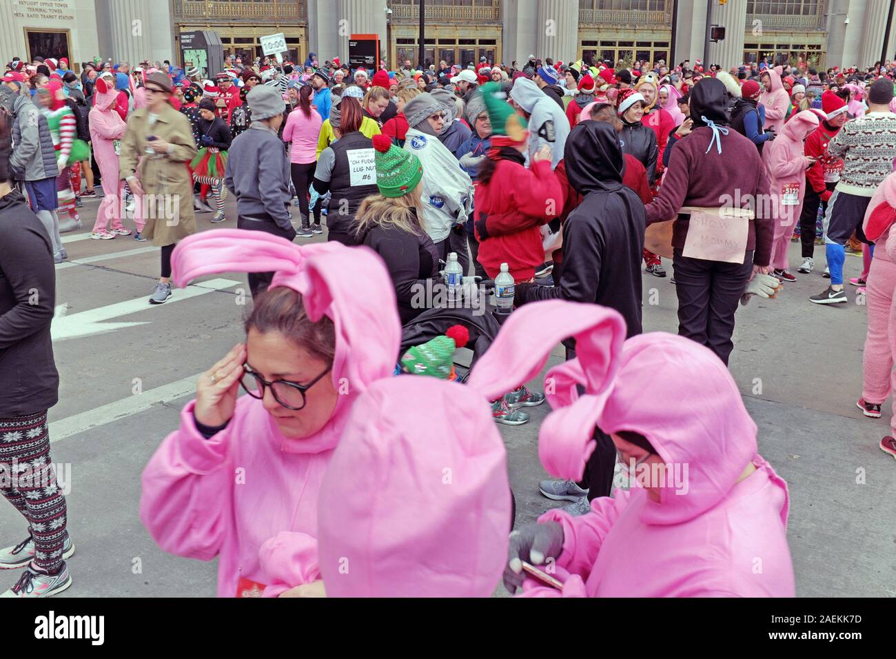 2019 Une histoire de Noël 5k/10k, dans le centre-ville de Cleveland, Ohio, USA. La tradition annuelle commence sur la place publique avec la course en passant les endroits où le film maison de culte classique 1983 film a été tourné. Les participants s'habiller comme personnages dans le film ou de représentations d'éléments associés à l'animation. L'événement d'hiver amusant est une collecte de fonds pour l'association sans but lucratif une histoire de Noël House Foundation. La maison est située dans le quartier Tremont de Cleveland (Ohio) qui est le point final de 5k coureurs ou le point de retour pour 10k porteur. Banque D'Images