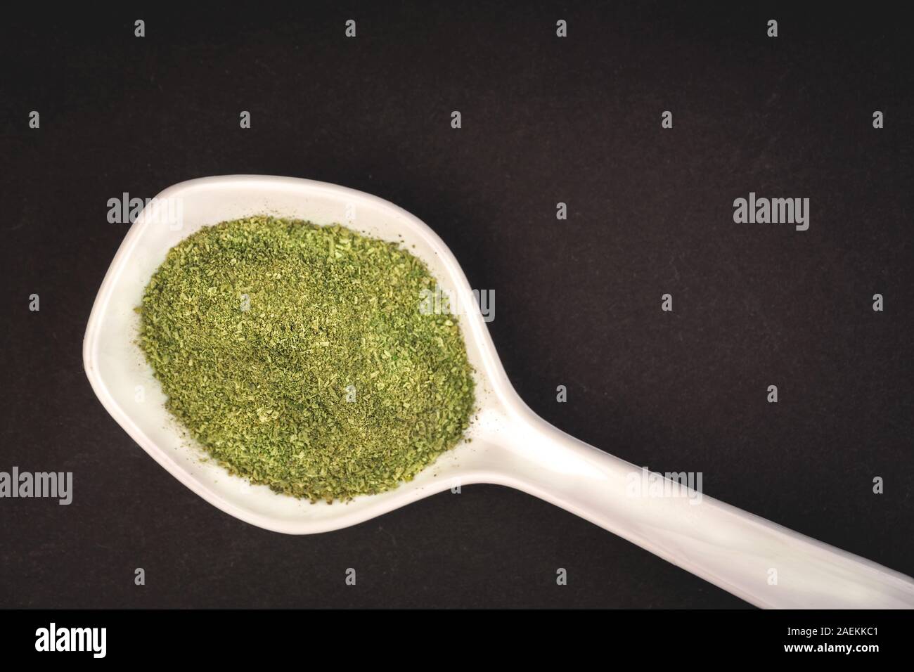 Ou kava kava kava Piper methysticum poudre en cuillère en céramique sur fond sombre Banque D'Images