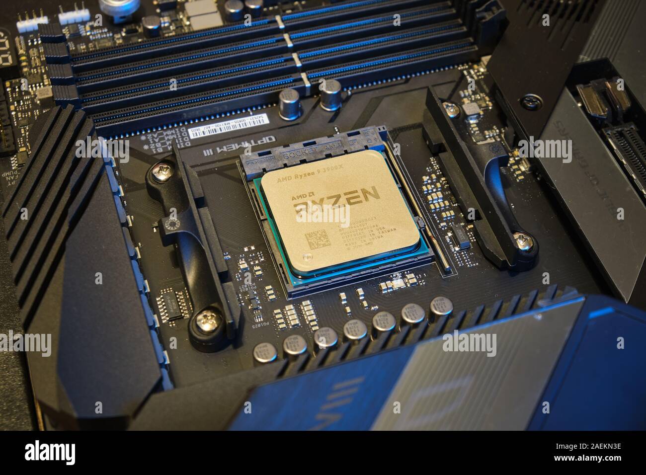 Lyon, France - le 5 décembre 2019 : 3e génération d'AMD a Ryzen 9 3900X sur  une carte mère pour PC de bureau - Close up, détail Photo Stock - Alamy