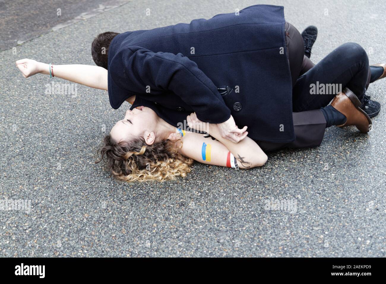 Paris, France. 9Th Mar, 2019. Une militante FEMEN est apparu en face de l'Elysée, scandant le slogan "STOP le combat' avant de Normandie Format sommet. Banque D'Images