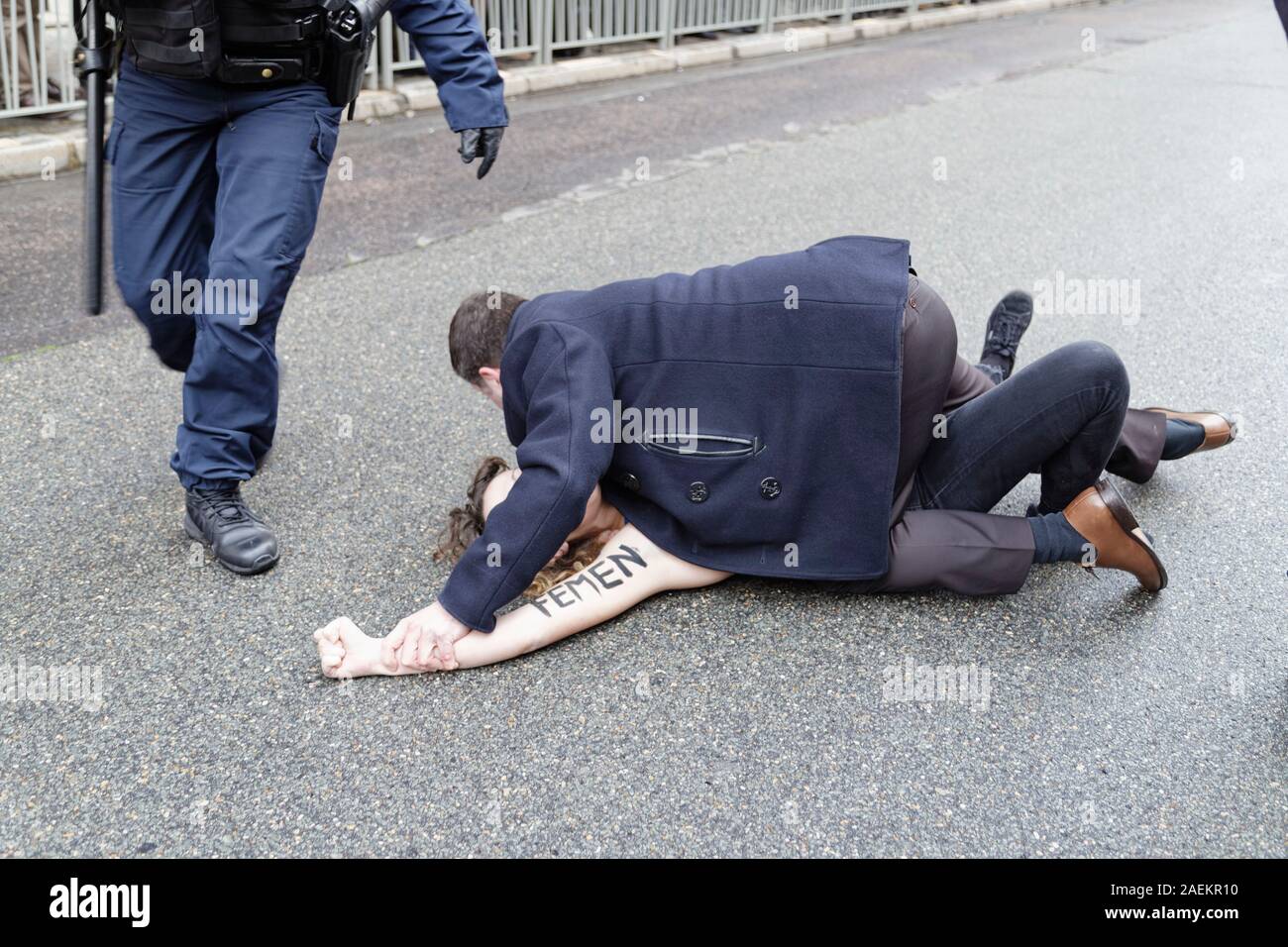 Paris, France. 9Th Mar, 2019. Une militante FEMEN est apparu en face de l'Elysée, scandant le slogan "STOP le combat' avant de Normandie Format sommet. Banque D'Images