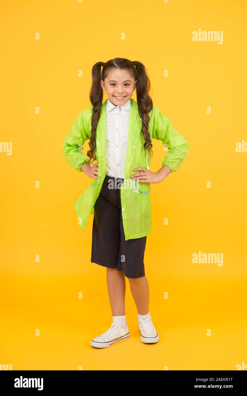 Jour de pluie. Jolie lycéenne se sentent protégés pour le printemps. Concept étanche. Les enfants d'imperméables avec des dessins uniques. Lycéenne porter imperméable. Lycéenne porter des vêtements résistant à l'eau. Banque D'Images