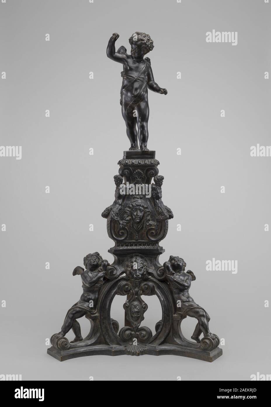 Andiron de Nicolò Roccatagliata, modèle circa 1600, coulé du XVIIe au XVIIIe siècle, montrant la métallurgie, le putto finial, détails décoratifs et design fonctionnel. Banque D'Images