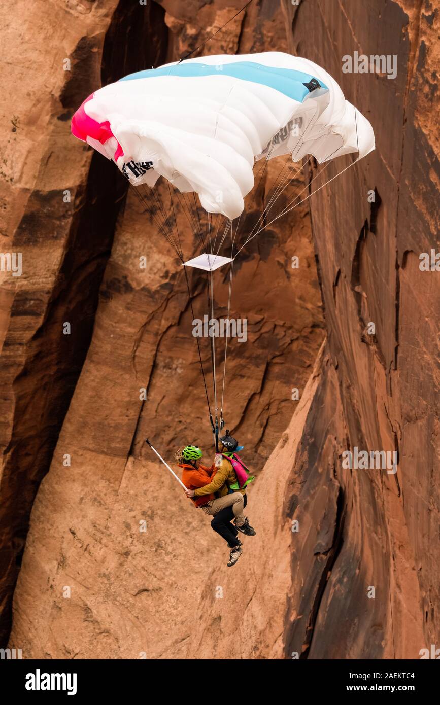 Deux cavaliers de base faisant un 'Mr. Bill' saut en tandem à partir de l'espace Net Mothership 950 pieds au-dessus du plancher de minéral Canyon près de Moab, Utah. Depuis le j Banque D'Images