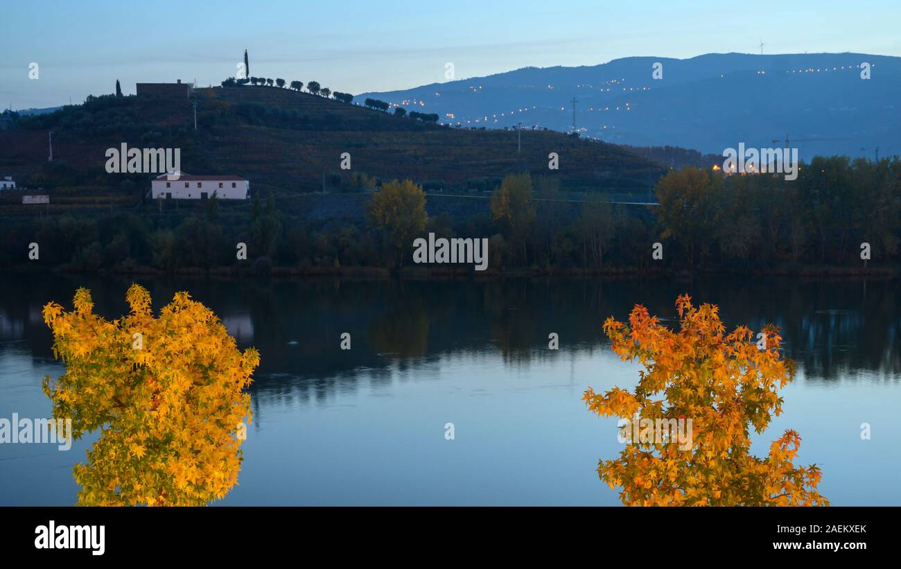 Le fleuve Douro, Vila Real, Peso da Regua, District de Viseu, Vallée du Douro, au nord du Portugal, Portugal Banque D'Images