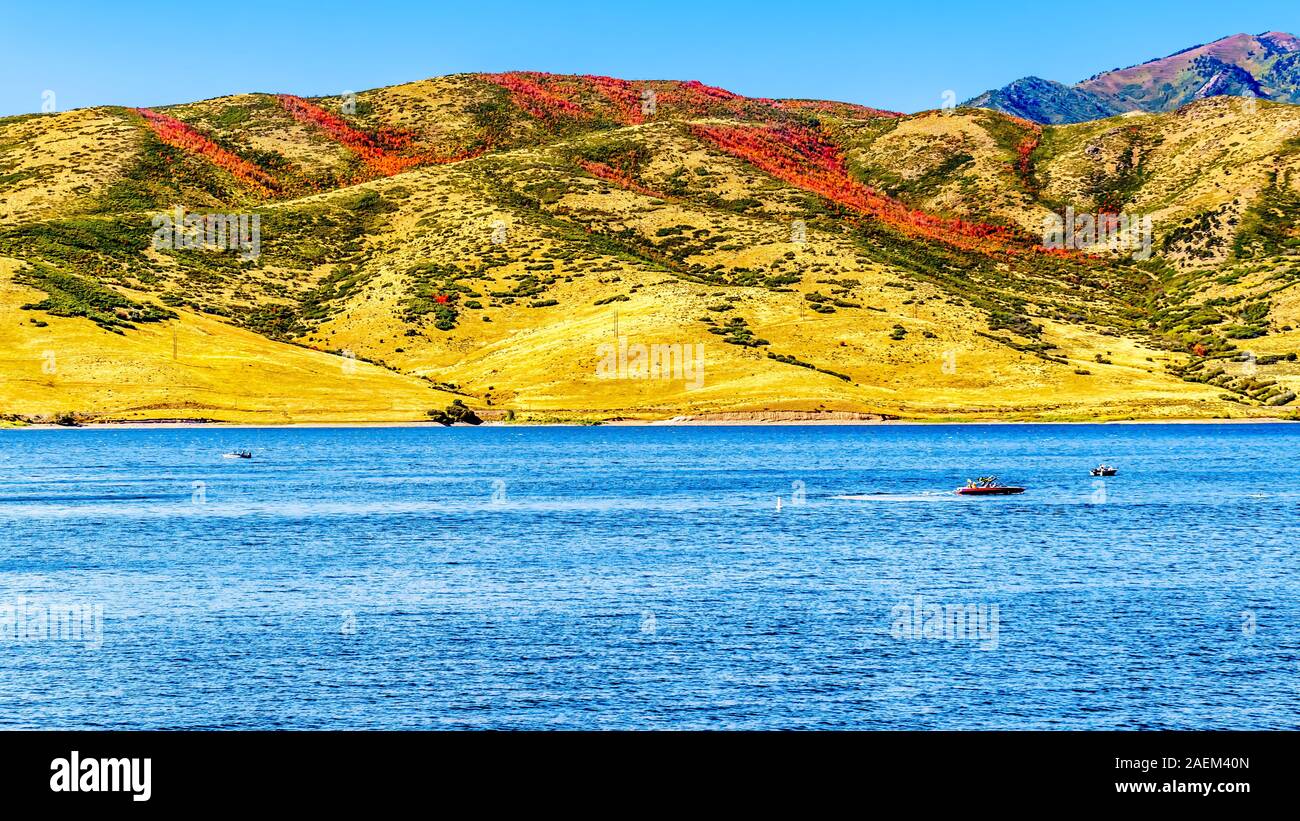 Le kite surf sur Deer Creek Reservoir Près de Provo, entouré par les couleurs de l'automne sur les collines de l'Utah, United States Banque D'Images