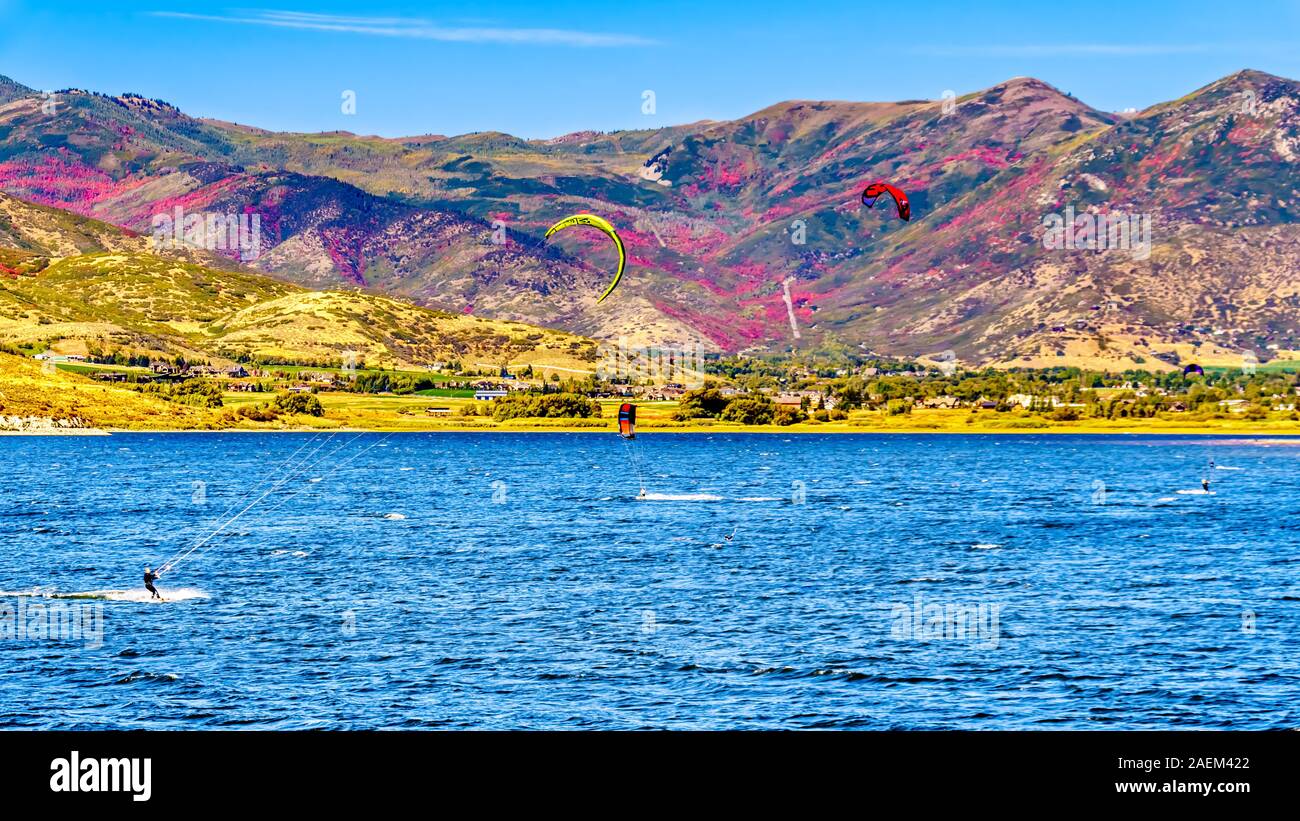 Le kite surf sur Deer Creek Reservoir Près de Provo, entouré par les couleurs de l'automne sur les collines de l'Utah, United States Banque D'Images