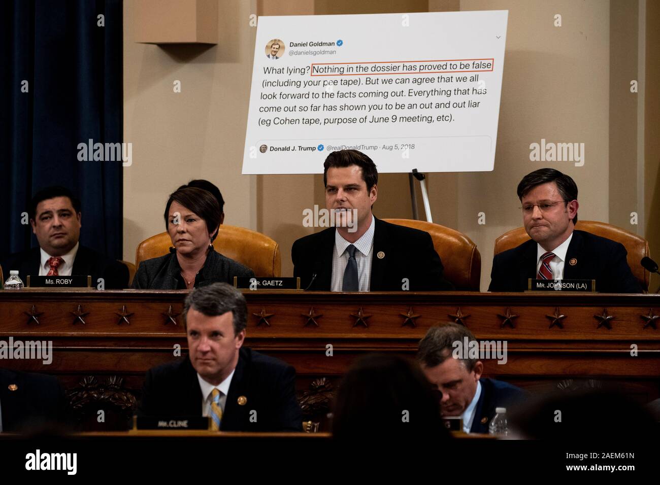 Représentant des États-Unis Matt Gaetz (républicain de Floride), centre, prend la parole lors d'une accusation publique enquête avec le Comité judiciaire de la Chambre sur la colline du Capitole à Washington, DC, le 9 décembre 2019. À gauche s'REPRÉSENTANT AMÉRICAIN Martha Roby (républicain de l'Alabama) et à la droite est représentant américain Mike Johnson (républicain de Louisiane).Crédit : Anna Moneymaker/piscine par CNP | conditions dans le monde entier Banque D'Images