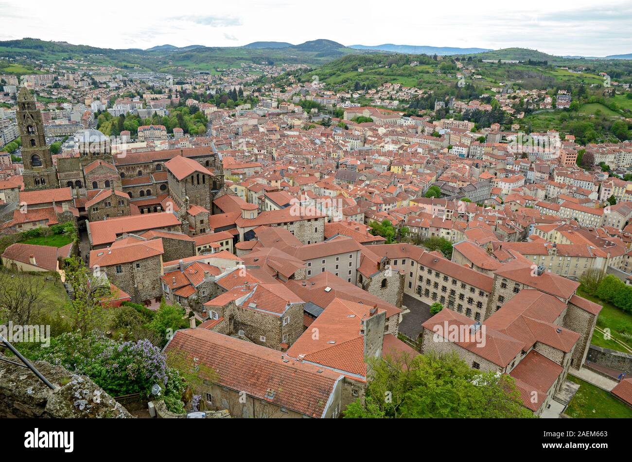 Cathédrale du Puy que l'on appelle parfois la cathédrale de Notre-Dame de l'Annonciation, est une église catholique située à Le Puy-en-Velay, Auverg Banque D'Images