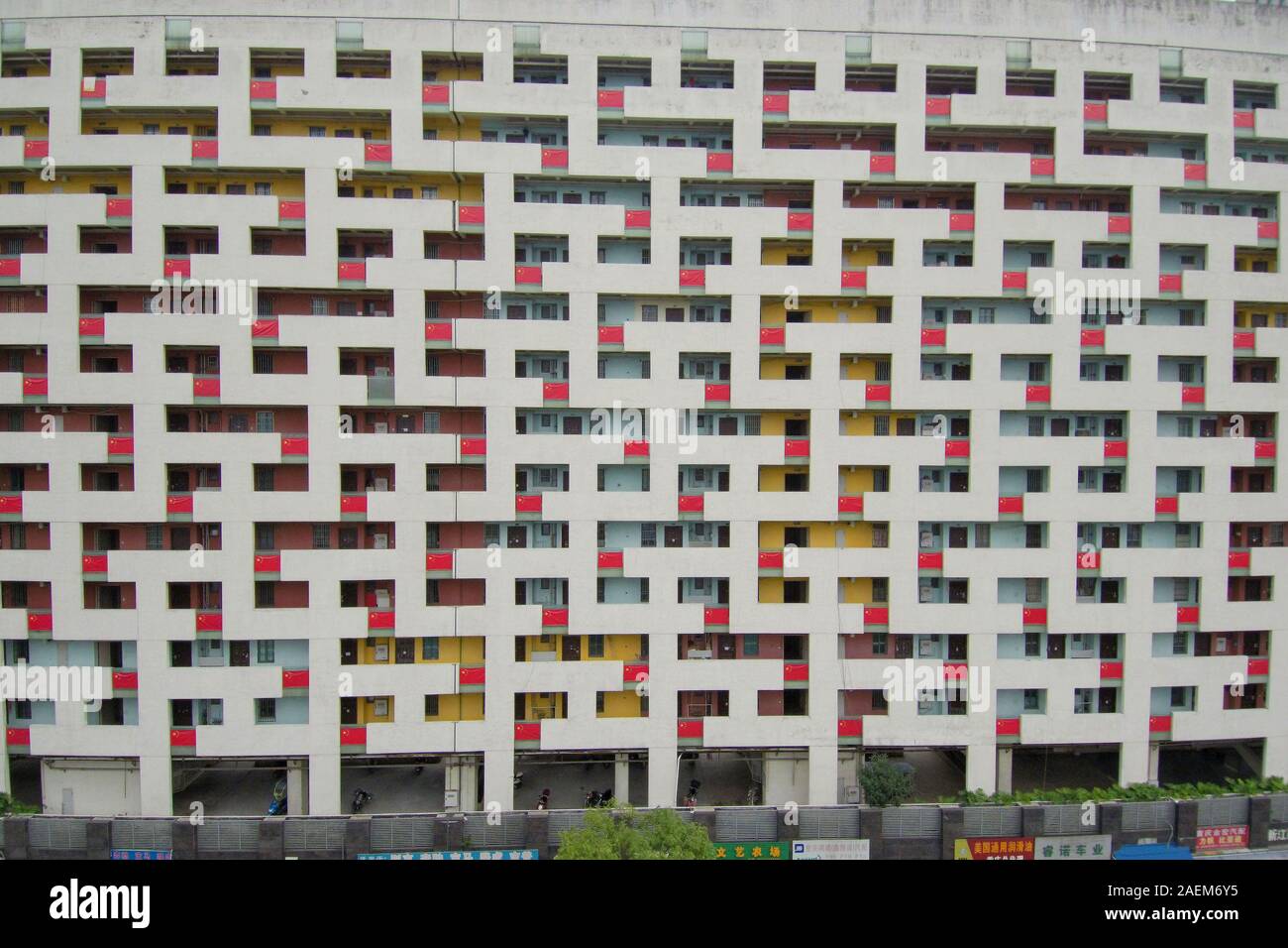 Un point de vue extérieur d'un bâtiment qui semble comme être couverte d'un vaste labyrinthe sur sa surface à Chongqing, Chine, le 21 novembre 2019. *** Légende locale Banque D'Images