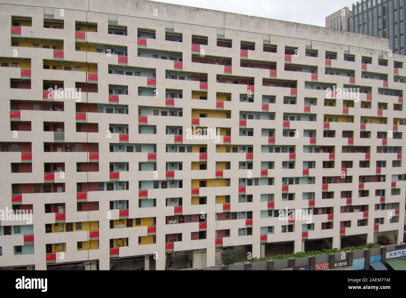 Un point de vue extérieur d'un bâtiment qui semble comme être couverte d'un vaste labyrinthe sur sa surface à Chongqing, Chine, le 21 novembre 2019. *** Légende locale Banque D'Images