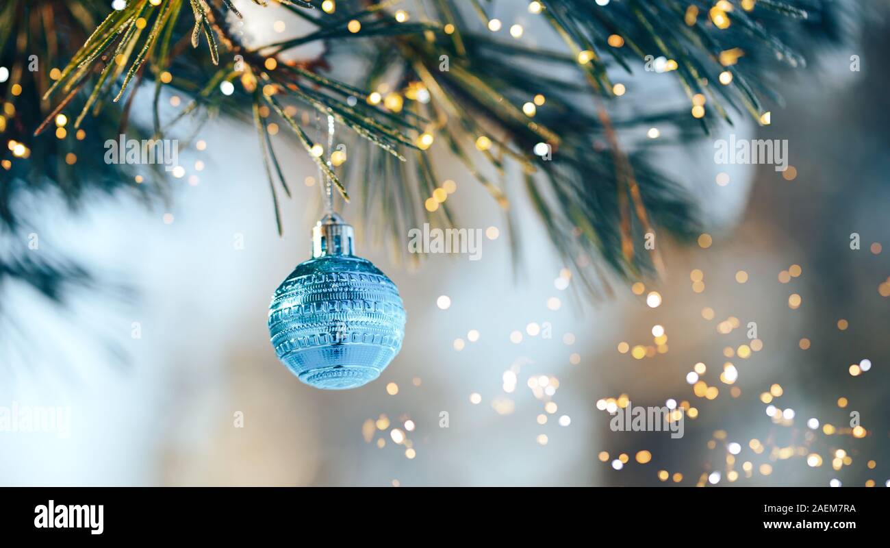 Boules de Noël sur l'extérieur de l'arbre Banque D'Images