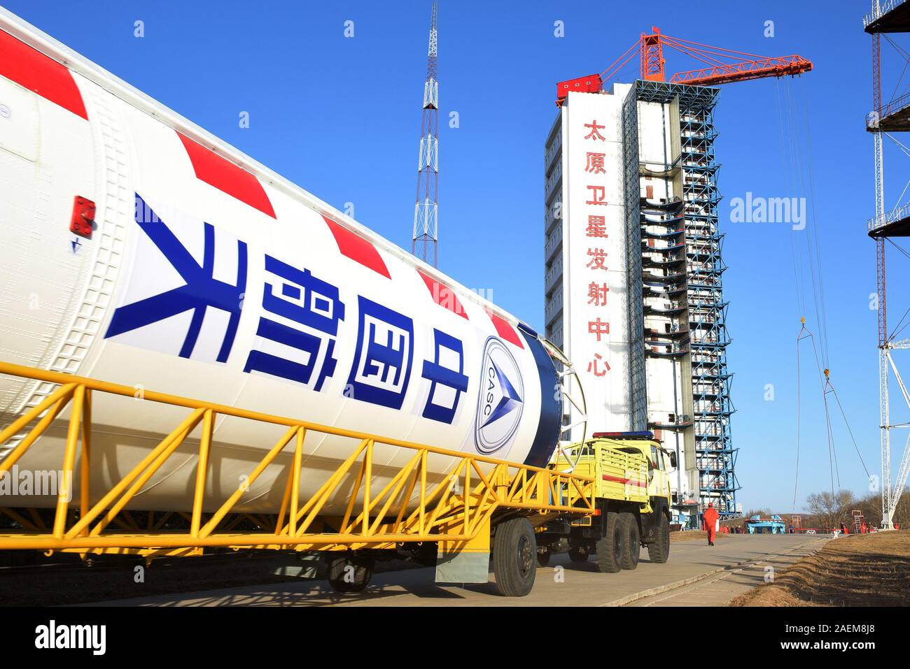 Le satellite d'observation de la terre Gaofen-12 et Longue Marche-4C rocket est livré pour le Centre de lancement de satellites de Taiyuan Taiyuan city, dans le nord Banque D'Images