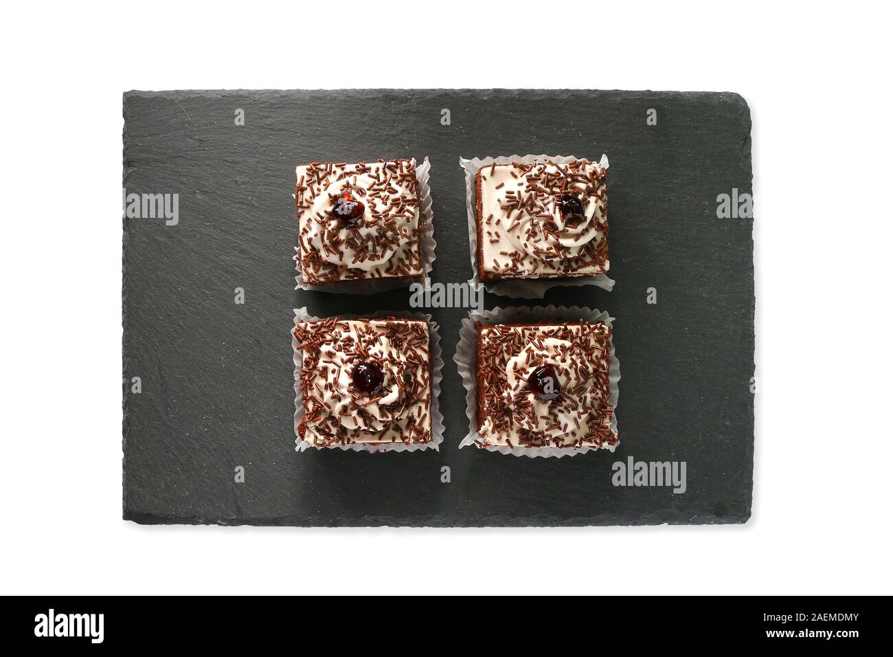 tranches de gâteau au chocolat sur fond de texture grise - isolé - Banque D'Images