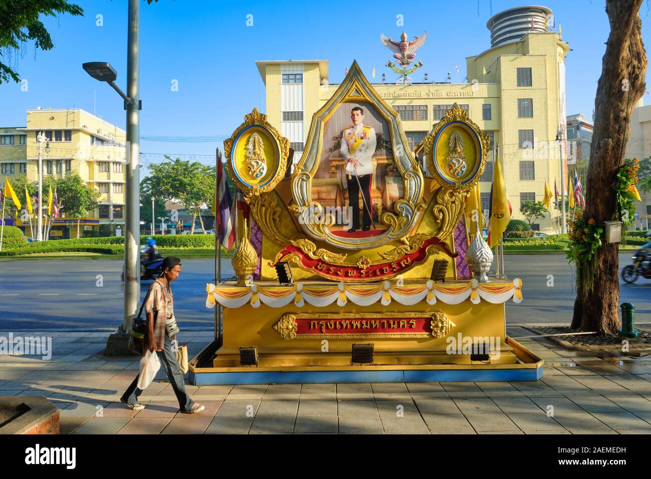 Sur un matin tôt sur l'avenue Ratchadamnoen Klang () à Bangkok, Thaïlande, un homme passe un portrait de roi thaïlandais Maha Vajiralongkorn Banque D'Images