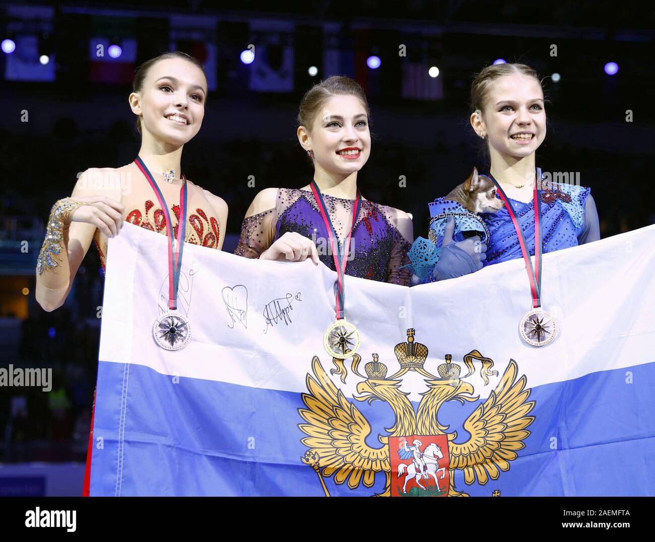 Alena Kostornaia (C) de la Russie pose pour une photo après avoir remporté la finale du Grand Prix à Turin, Italie, le 7 décembre 2019, aux côtés de ses compatriotes Anna Shcherbakova (L) et Alexandra Trusova, qui a terminé deuxième et troisième, respectivement. (Kyodo) = =PANAPRESS Photo via Crédit : Newscom/Alamy Live News Banque D'Images
