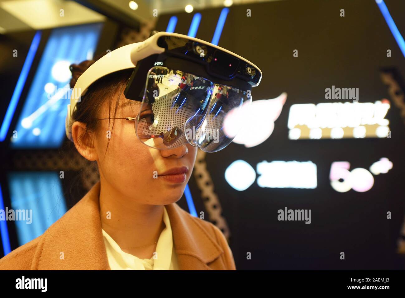 Audience experience nouvelles technologies exposées lors de la Conférence Future NetEase 2019 à Hangzhou, ville de la Chine de l'est la province du Zhejiang, 23 novembre 201 Banque D'Images