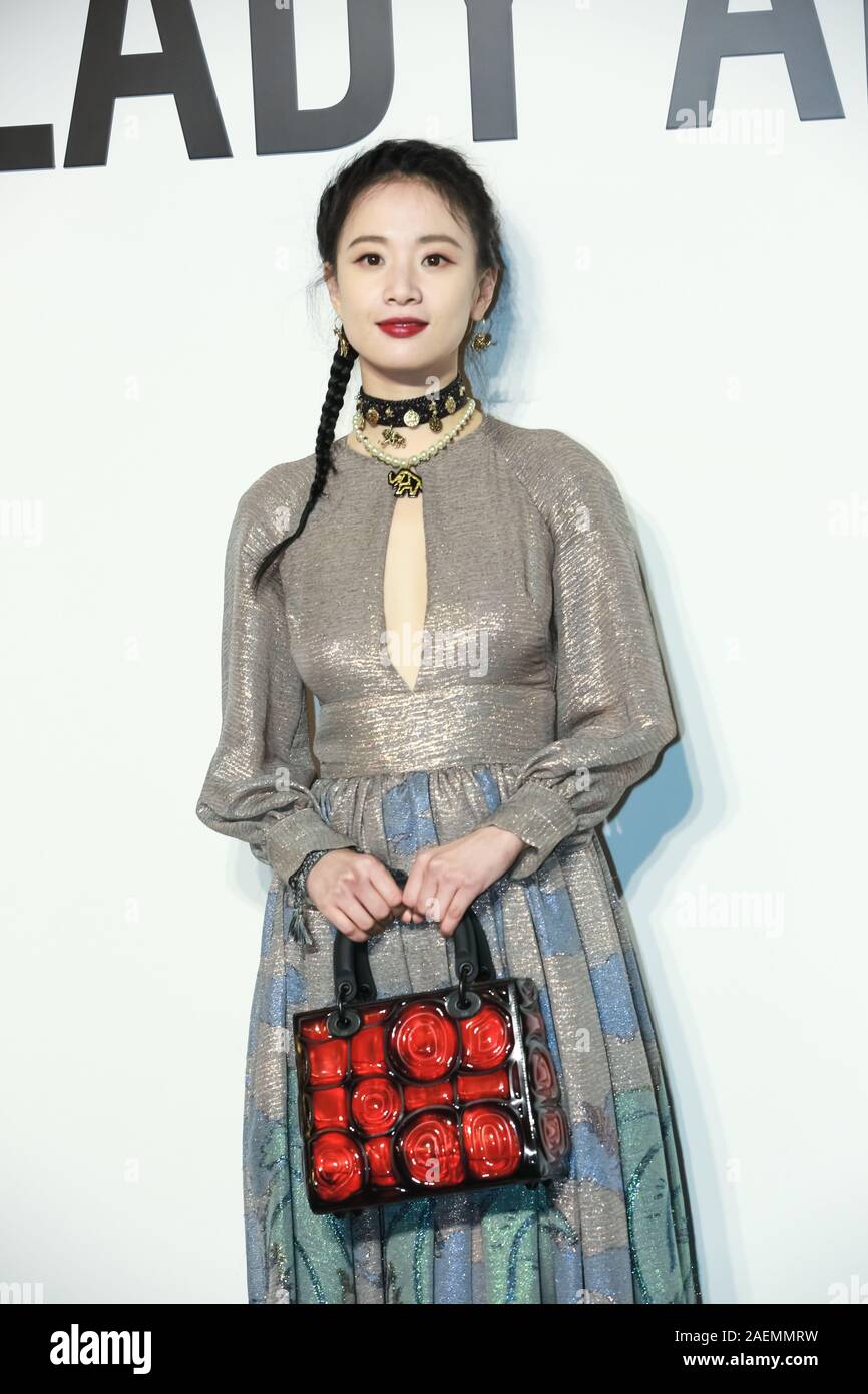 L'actrice chinoise Li Meng assiste à Dior Lady Art Series Cocktail à Shanghai, Chine, 7 novembre 2019. Robe : Dior Banque D'Images