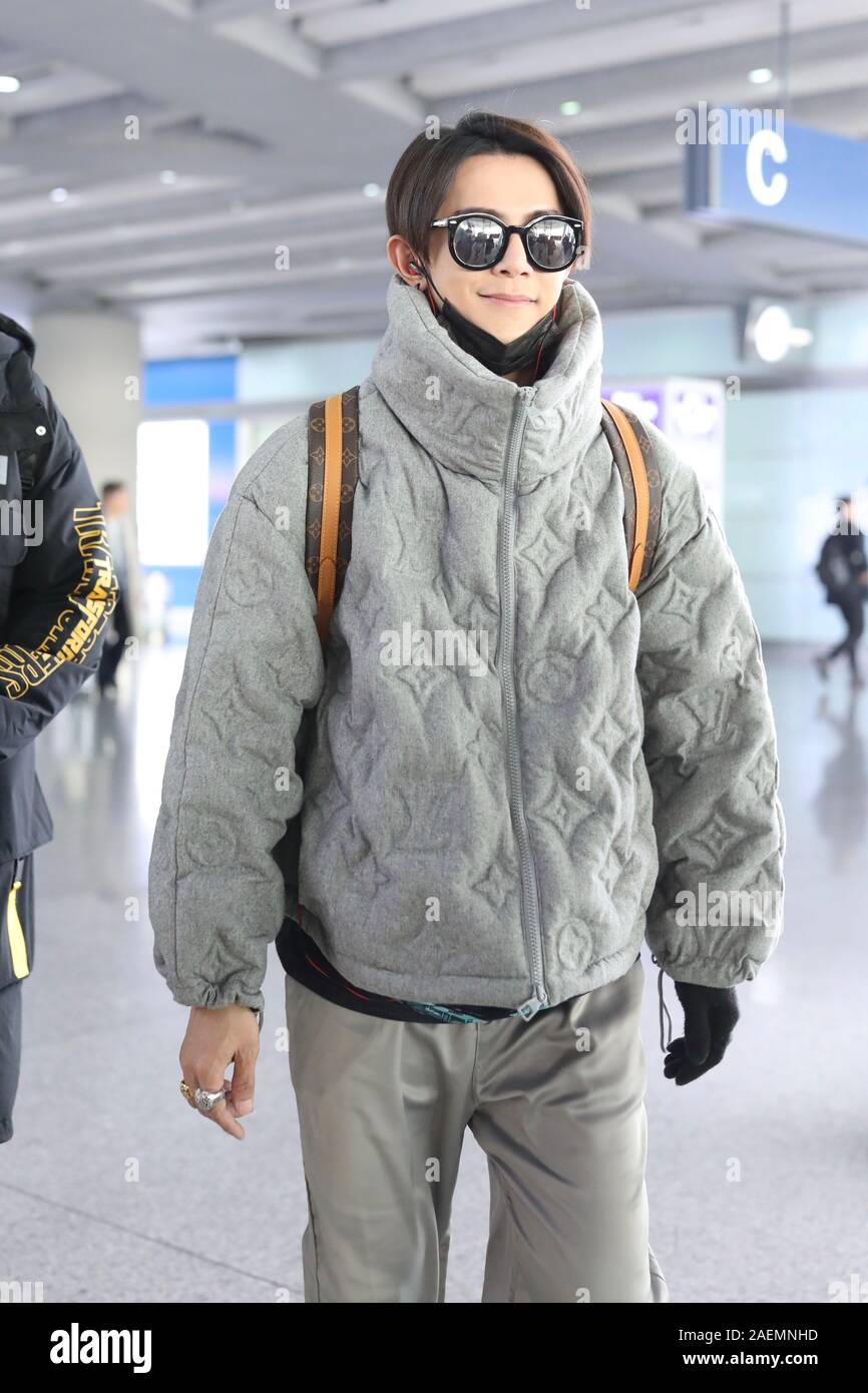 Acteur et chanteur taïwanais Jiro Wang arrive à un aéroport de Pékin avant le départ à Beijing, Chine, 19 novembre 2019. Veste : sac Louis Vuitton : Banque D'Images