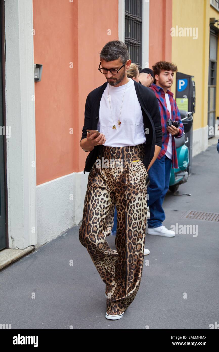 MILAN, ITALIE - 22 septembre 2019 : Simone Marchetti marcher avant de patron de mode, Milan Fashion Week street style ? Banque D'Images