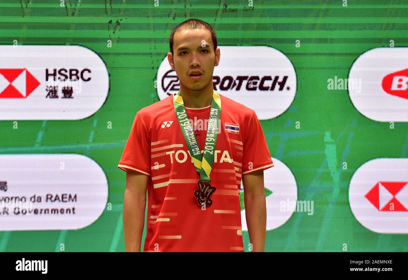 Sitthikom Thammasin de la Thaïlande est sur le podium avec sa médaille d'or après avoir battu Shi Yuqi de Chine lors de la finale de simple hommes de Macao Ope Banque D'Images