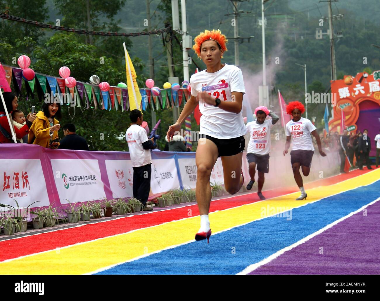 Les gens courent avec des chaussures à haut talon à la 6ème couleur Chaussures High-Heeled courir à Chongqing, Chine, 23 novembre 2019. La 6e Chaussures High-Heeled Color Run wa Banque D'Images