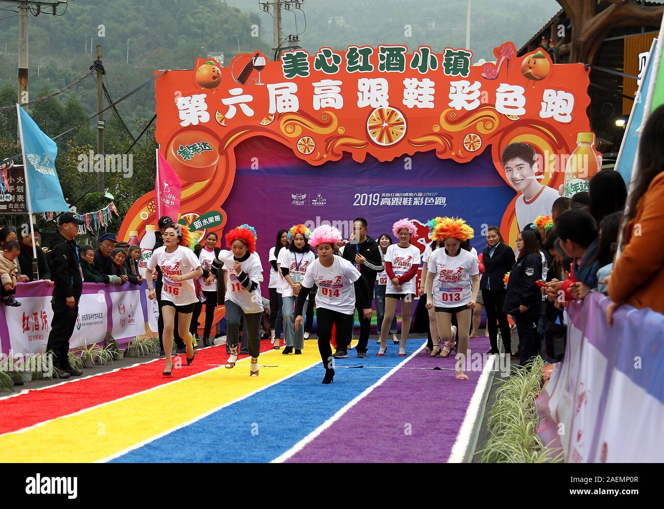 Les gens courent avec des chaussures à haut talon à la 6ème couleur Chaussures High-Heeled courir à Chongqing, Chine, 23 novembre 2019. La 6e Chaussures High-Heeled Color Run wa Banque D'Images