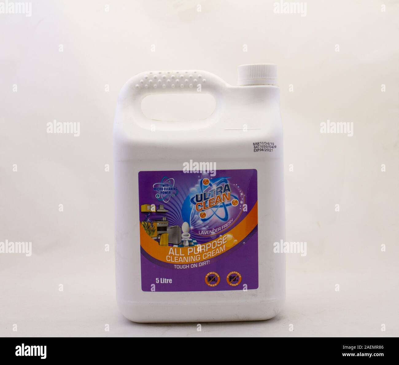 Alberton, Afrique du Sud - une bouteille de crème de nettoyage tout usage d'ouest Pack Style de vie isolé sur un fond clair Banque D'Images