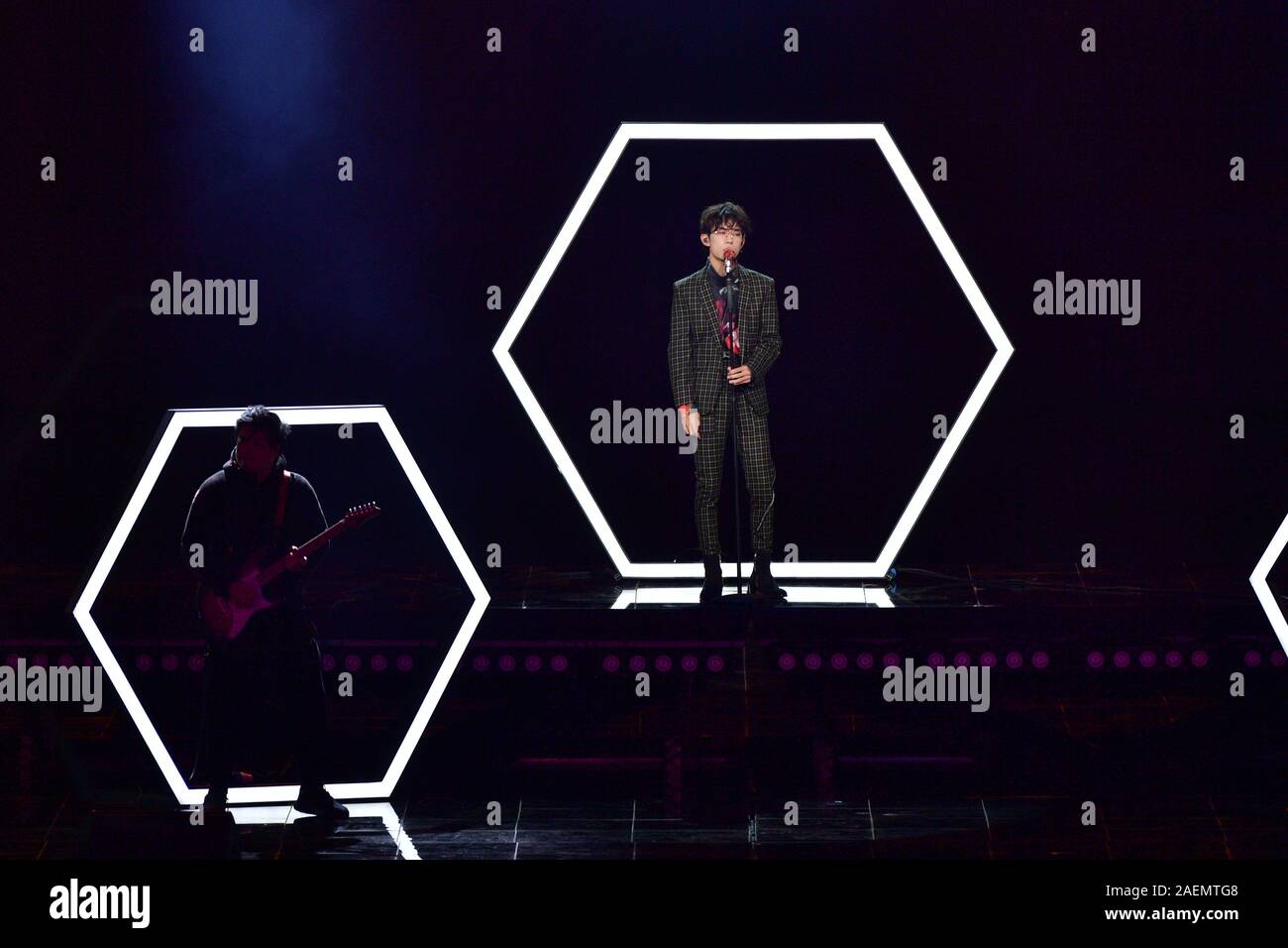 Chanteur chinois Jackson Yee chante à la double 2019 11 Nuit de carnaval organisé par Tmall, un site web en langue chinoise pour l'entreprise à consommateur (B2C) en ligne Banque D'Images