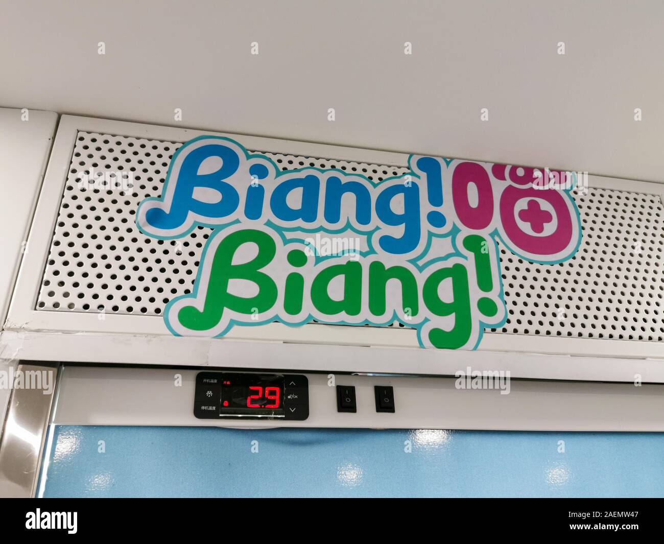 Logo de th !Biang Biang !Cat FamilyMart est mis en place sur le plafond à Shanghai, Chine, 31 octobre 2019. Biang Biang FamilyMart ouvert ! !Cat thème store à l'al. Banque D'Images