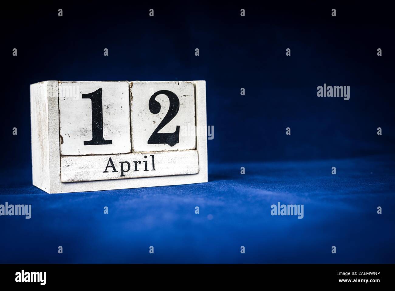 12 avril, 12e jour d'avril, 12 mois d'avril - calendrier blanc rustique en bois blocs sur fond bleu foncé avec l'espace vide pour le texte Photo Stock - Alamy