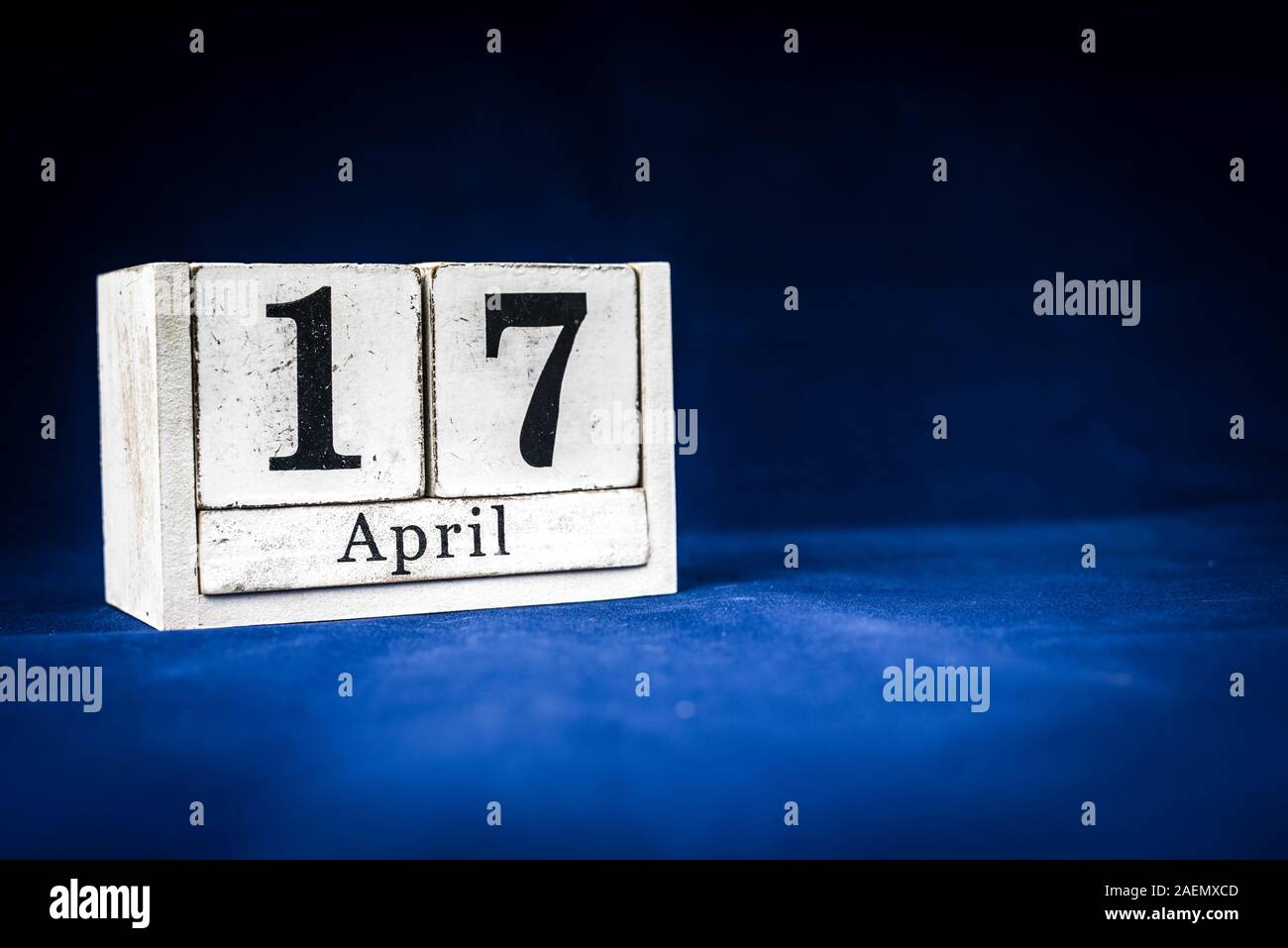 17 avril, 17e jour d'avril, 17 mois d'avril - calendrier blanc rustique en bois blocs sur fond bleu foncé avec l'espace vide pour le texte Banque D'Images