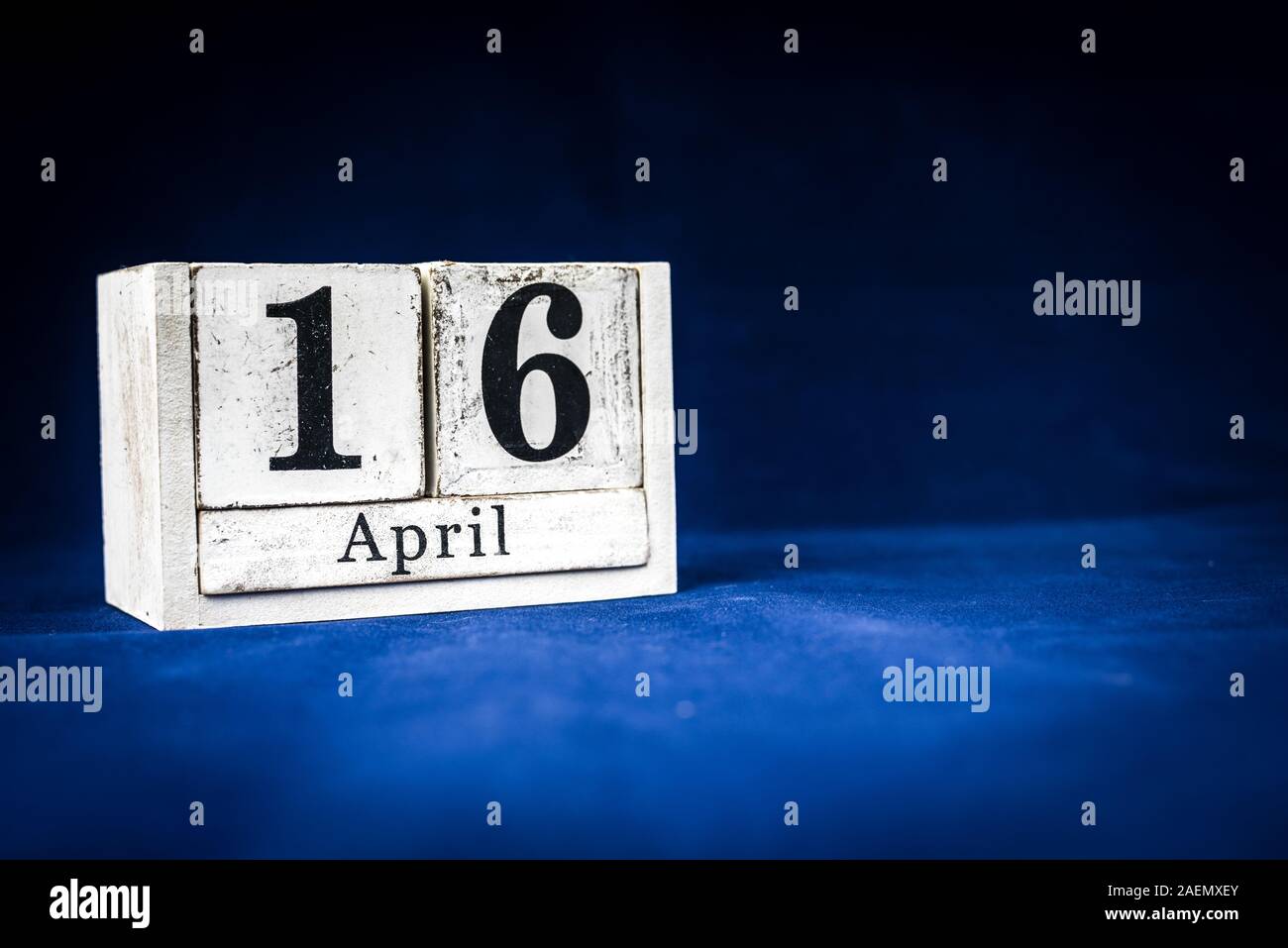 16 avril, 16e jour d'avril, 16 mois d'avril - calendrier blanc rustique en bois blocs sur fond bleu foncé avec l'espace vide pour le texte Photo Stock - Alamy