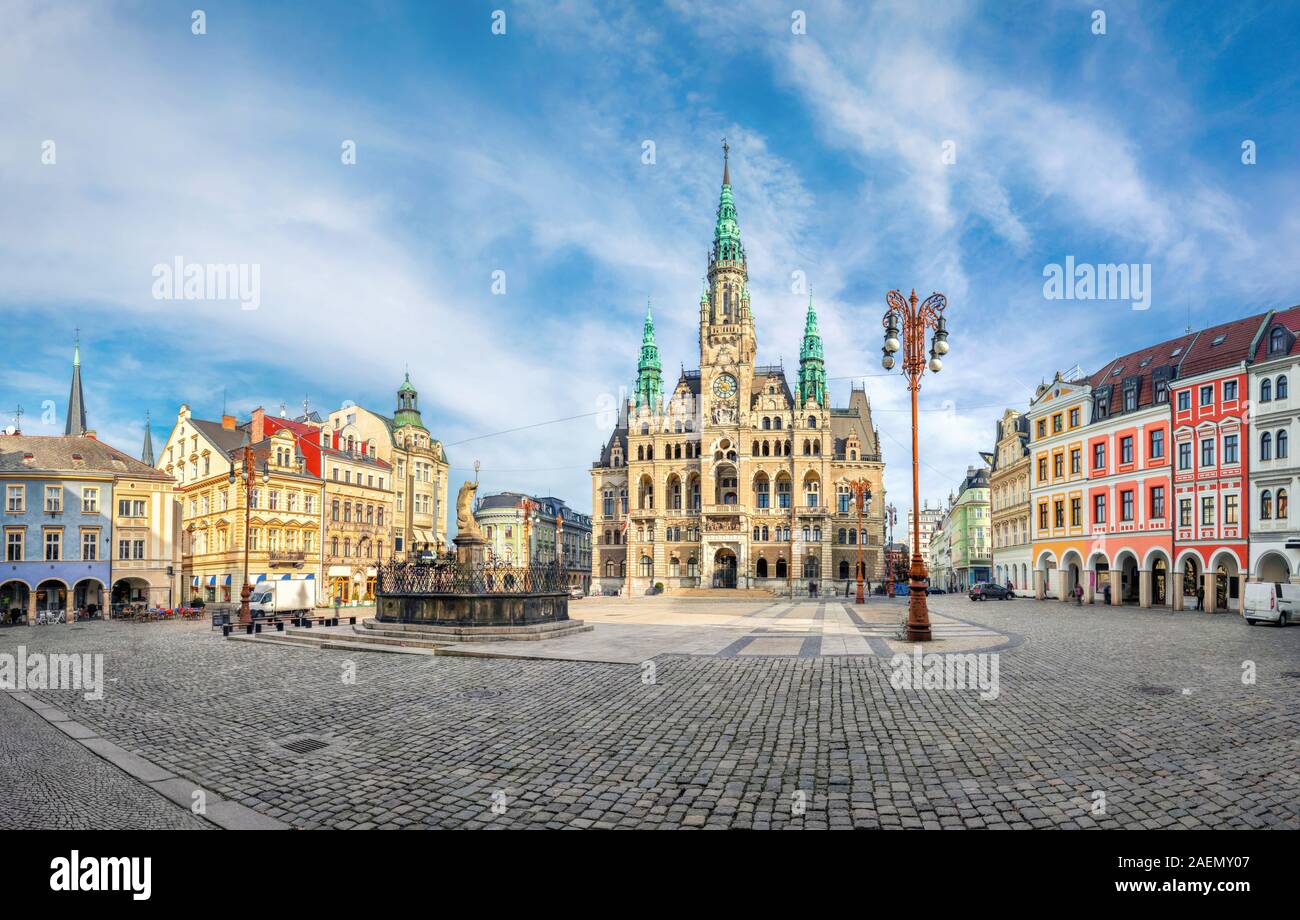 Liberec, République tchèque. Vue panoramique de la place principale avec Hôtel de Ville et la fontaine Banque D'Images