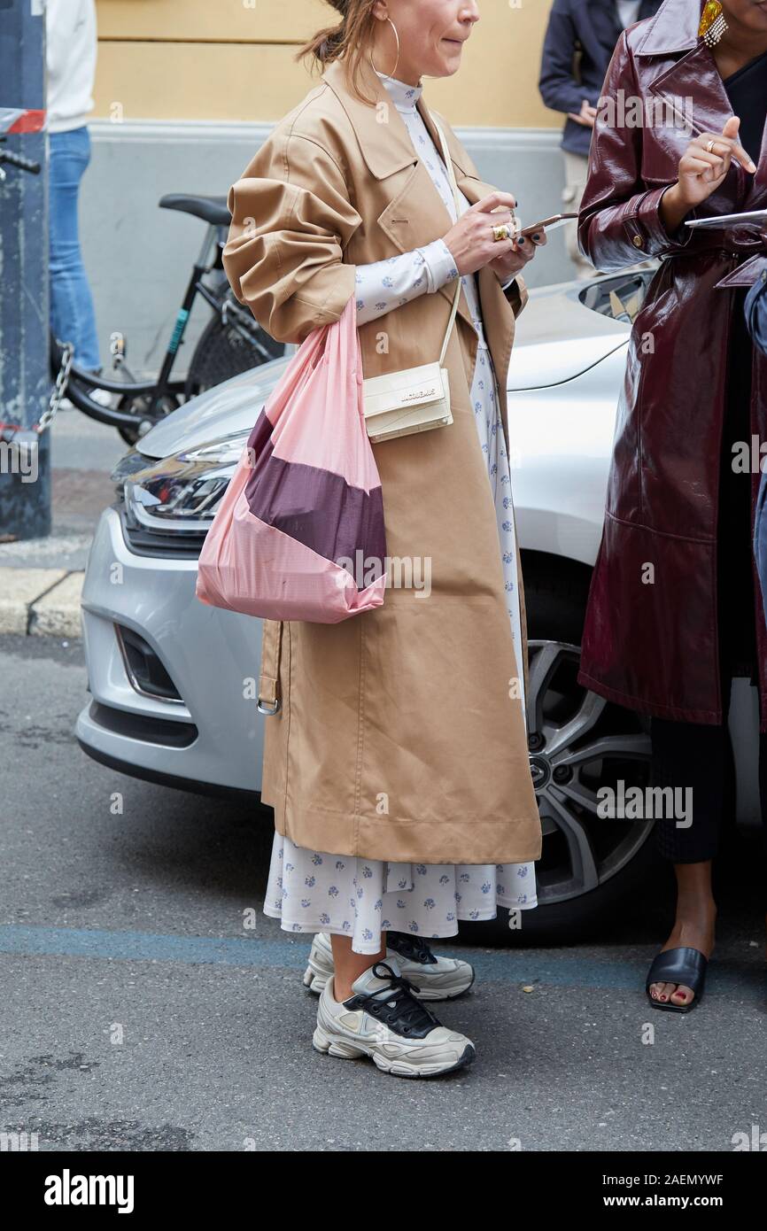 MILAN, ITALIE - 22 septembre 2019 : Femme avec trench-coat beige et blanc sac  Jacquemus avant patron fashion show, Milan Fashion Week street style Photo  Stock - Alamy