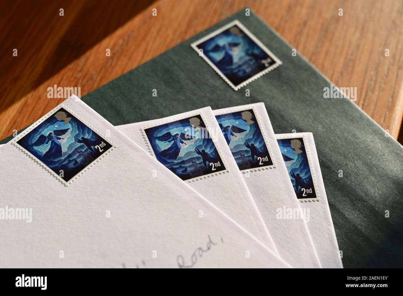 Cartes de Noël avec 2e classe timbres de Noël en attente d'être publiée. Banque D'Images