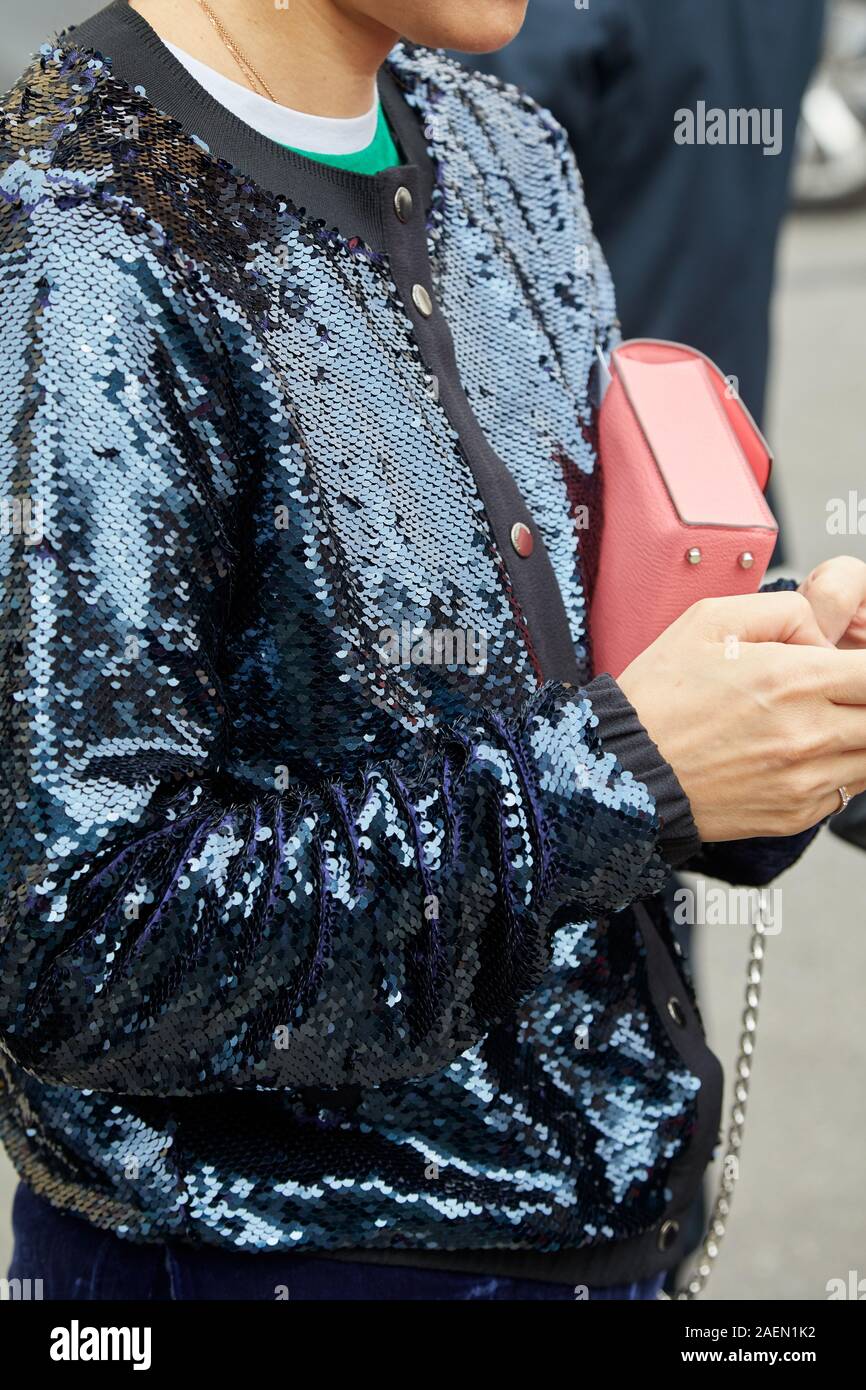 MILAN, ITALIE - 22 septembre 2019 : Femme avec paillette bleu veste et sac  en cuir rose avant de Fila fashion show, Milan Fashion Week street style  Photo Stock - Alamy