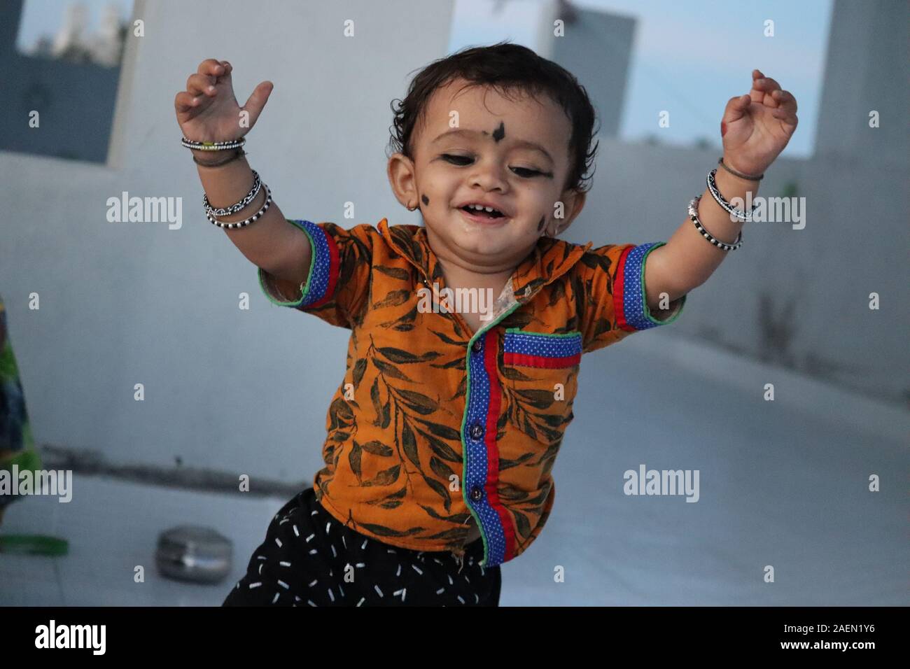 Bébé garçon indien de l'âge de 1 ans dans une aire.Cute happy baby face aux  cheveux noirs.Gros plan du très beau sourire d'Asian kid Photo Stock - Alamy