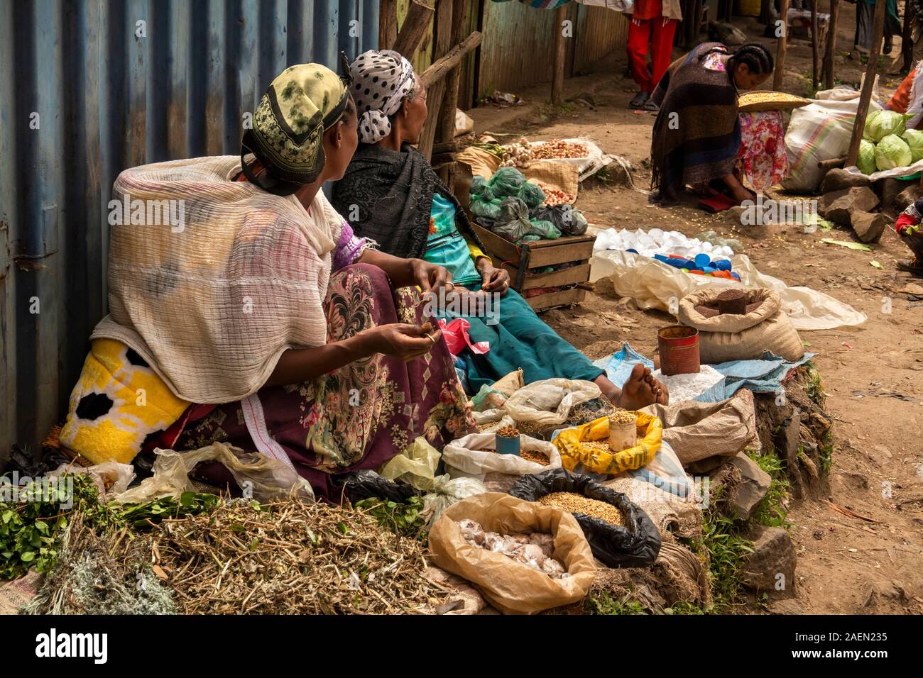 L'Éthiopie, région d'Amhara, déchargent, centre ville, zone de marché, les femmes de commerçants vendant des céréales cultivées localement, les haricots et les légumineuses Banque D'Images