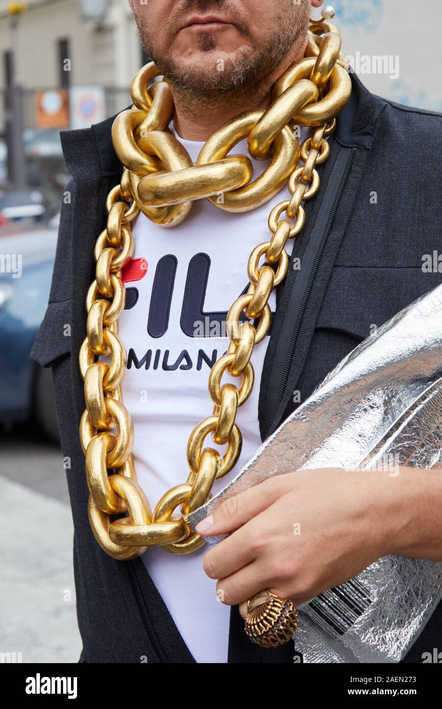 MILAN, ITALIE - 22 septembre 2019 : l'homme avec un grand collier d'or et  d'argent de la chaîne avant de sac Fila fashion show, Milan Fashion Week  street style Photo Stock - Alamy
