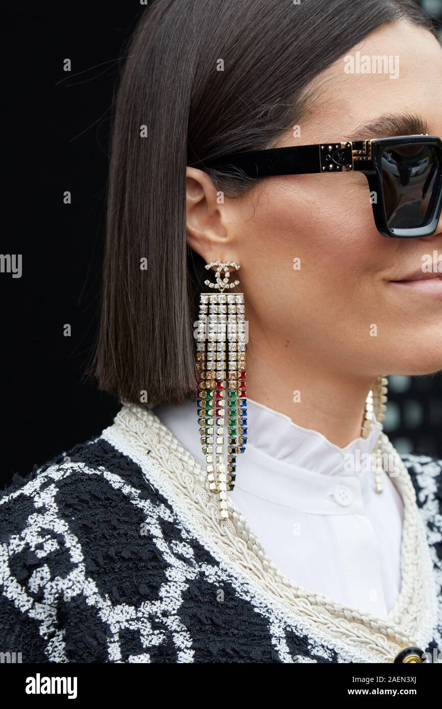 MILAN, ITALIE - 22 septembre 2019 : Chanel Femme avec boucles d'oreilles  avec des pierres précieuses colorées et Louis Vuitton sunglasess avant  Gucci fashion show, la Mode Milan Photo Stock - Alamy