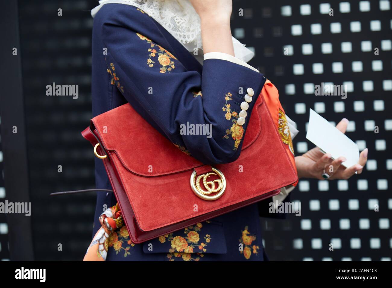 MILAN, ITALIE - 22 septembre 2019 : Femme avec Gucci sac en daim rouge avec  logo doré et bleu avec motif fleuri avant Gucci fashion show, Milan Photo  Stock - Alamy