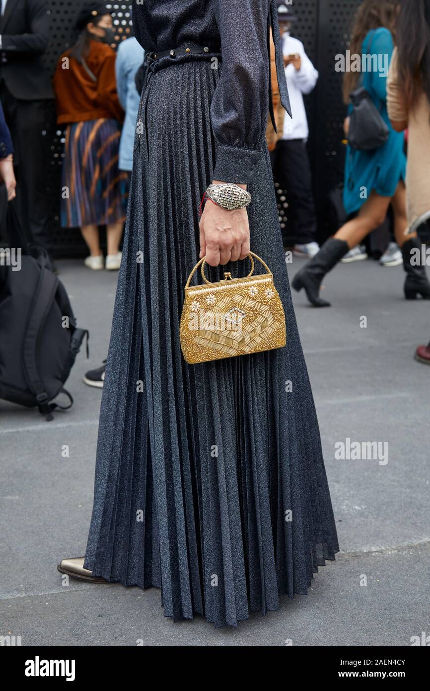 MILAN, ITALIE - 22 septembre 2019 : Femme avec sac d'or noir avec  paillettes, jupe plissée devant Gucci fashion show, Milan Fashion Week  street style Photo Stock - Alamy