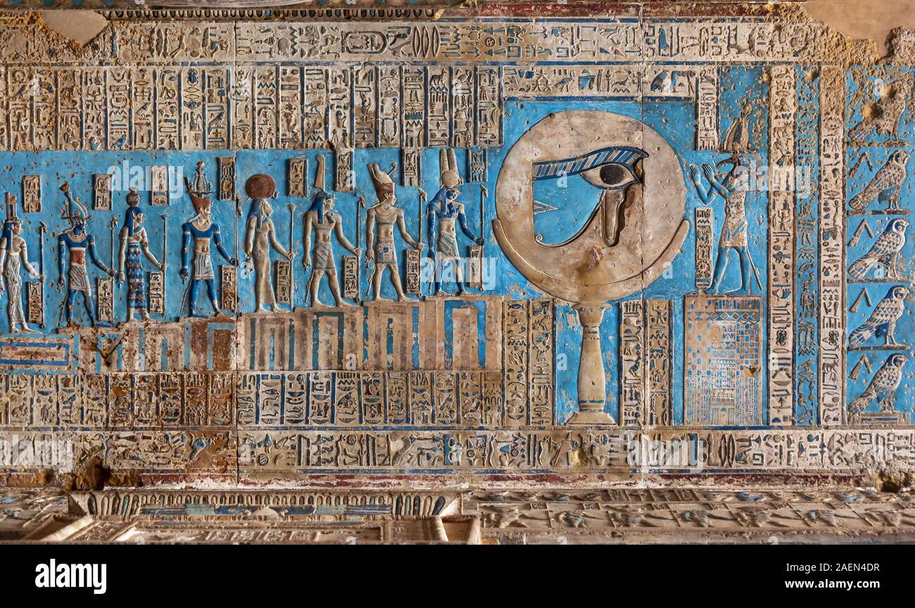 Sculptures hiéroglyphiques dans ancien temple égyptien Banque D'Images